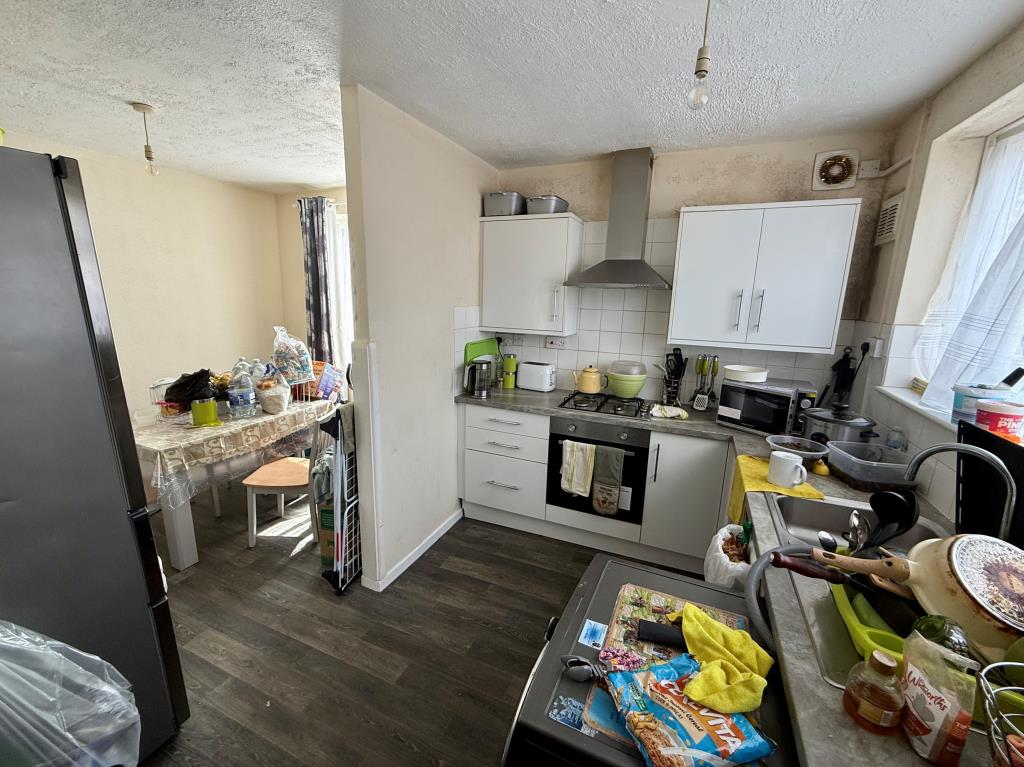 Lot: 36 - FREEHOLD MIXED USE BLOCK FOR INVESTMENT WITH DEVELOPMENT POTENTIAL - 78 Holland Road kitchen